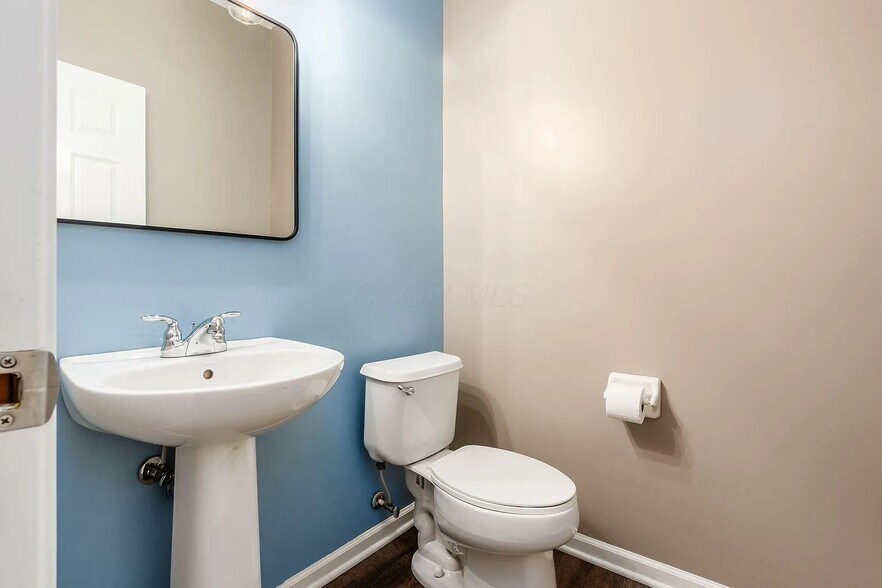 Building Photo - 1215 Park Dr