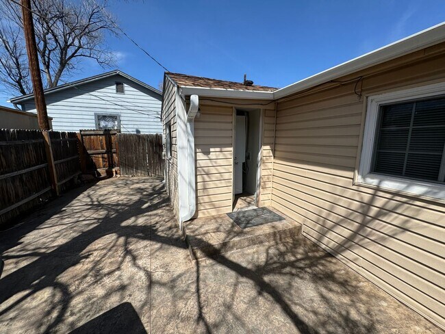 Building Photo - Charming 2 bedroom House