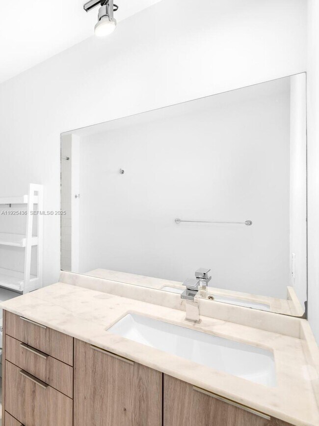 Building Photo - 10 SW South River Dr