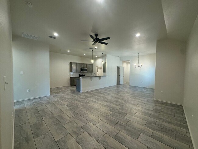 Building Photo - 3Bed/ 2Bath Available Now- in Lubbock coop...