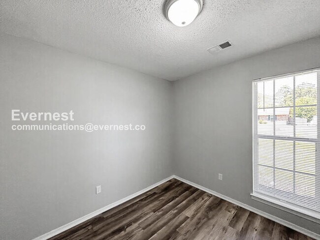 Building Photo - 6260 Somerset Dr