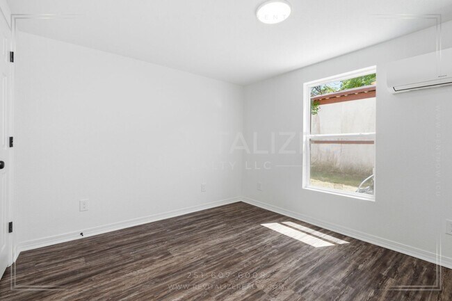 Building Photo - 377 Tuttle Ave
