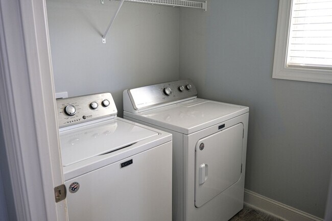 Building Photo - 3 Bedroom, 2.5 Bath in Prime Location! Law...