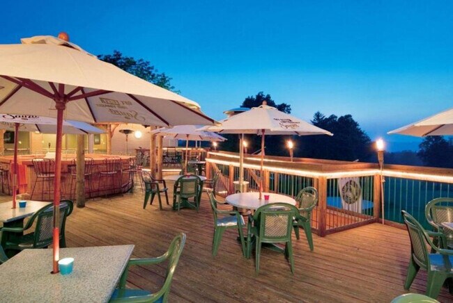 Primary Photo - 1 Lakeview Dr