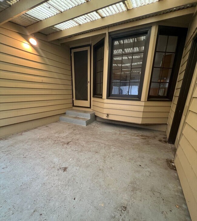 Building Photo - Rent Special: 1/2 Off First Full Months Rent