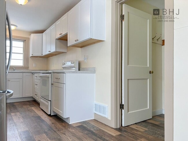 Building Photo - 6 month lease! 3 bed/ 1 bath Single Family Home on Coffeen!