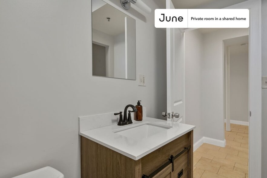 Building Photo - Room in Shared 5 bed/2.5 bath home in Roxbury