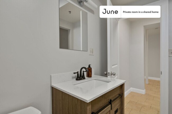 Building Photo - Room in Shared 5 bed/2.5 bath home in Roxbury