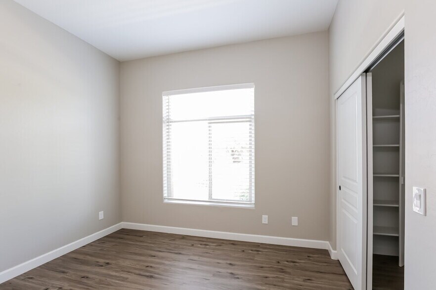 Building Photo - 2102 E Fawn Dr