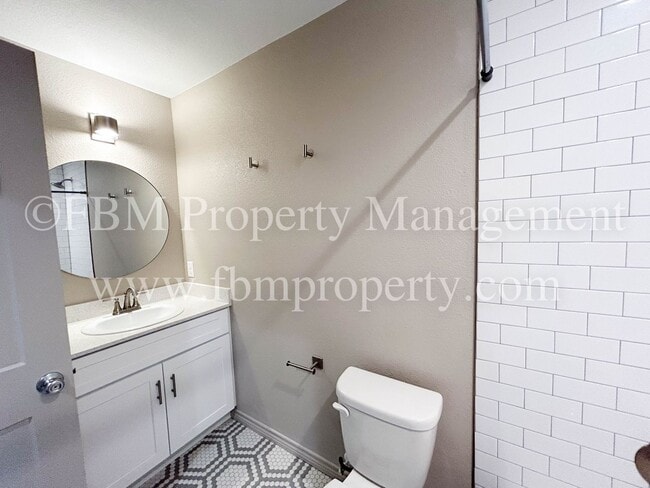 Building Photo - Hidden Creek, Unit 512 - 2 Bedroom, 2 Bathroom Beautiful Apartment Home in Ennis, TX!