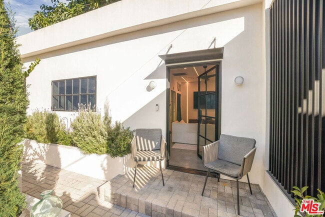 Building Photo - 1142 Poinsettia Dr