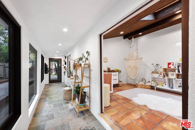Building Photo - 1362 Old Topanga Canyon Rd