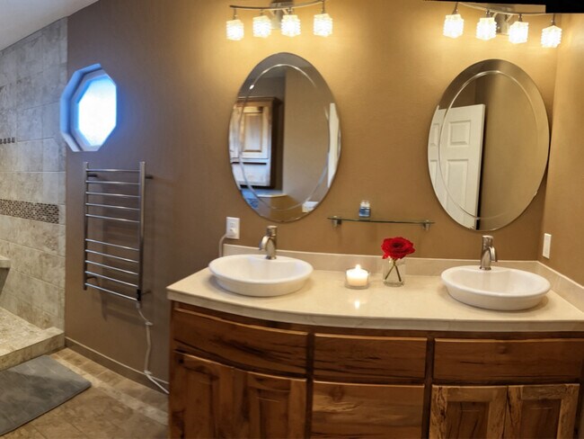 Building Photo - 723 N 8th St