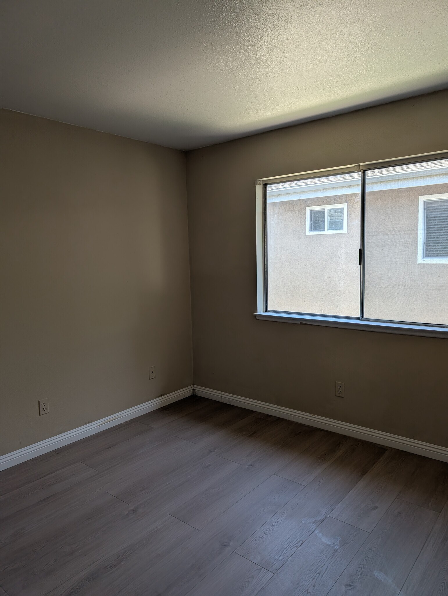Building Photo - 3037 Knollwood Ave