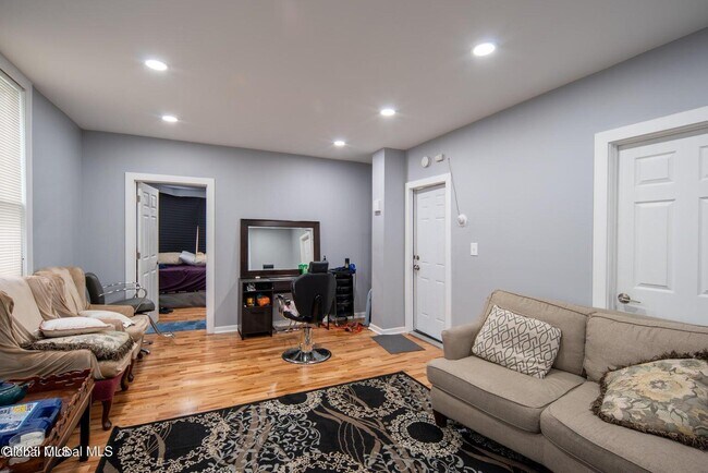 Building Photo - 138 Main St