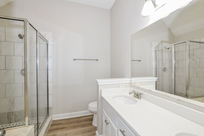 Building Photo - 6164 Kingsview Dr