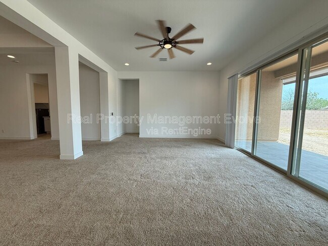 Building Photo - 8723 W Vista Ave