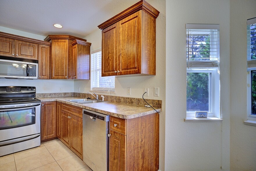 Building Photo - 221 Beech Way NW