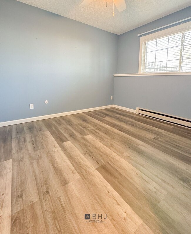 Building Photo - 3 Bedroom/ 1.5 Bath Townhouse for rent!
