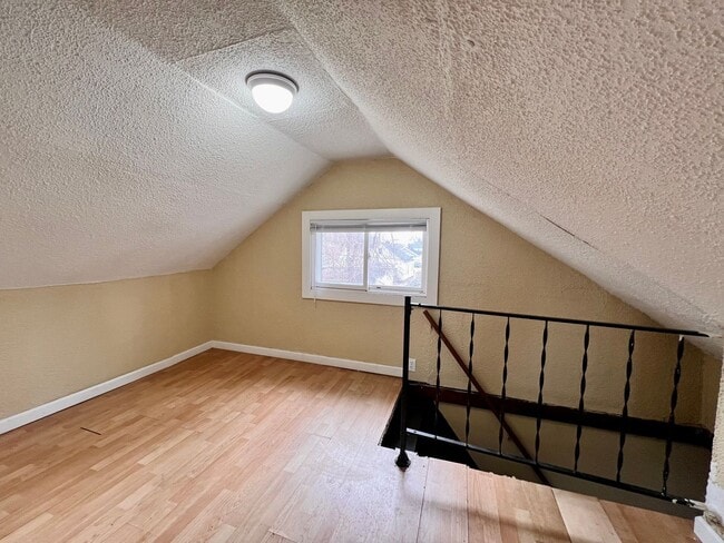 Building Photo - 3 Bedroom House