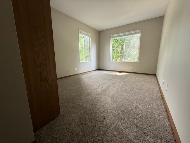 Building Photo - 370 Sandhurst Ln