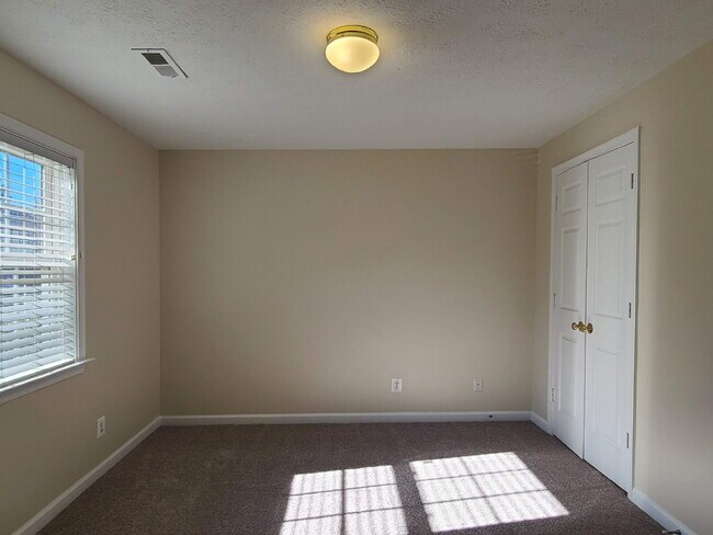 Building Photo - Beautifully Updated 4 BR, 2.5 BA Townhome