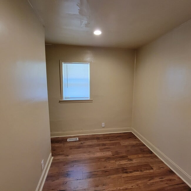 Building Photo - Near Eastside 3BR/2BA House w/Garage!