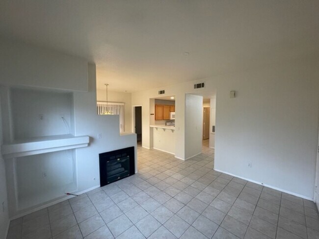 Building Photo - GREAT GATED COMMUNITY 2 BEDROOM -2 BATH -L...