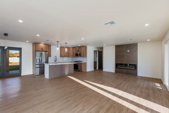 Building Photo - Beautiful 4 Bedroom, 3 Bath Home on an Oversized 18,000 Sq Ft Lot