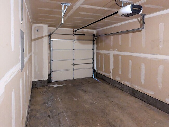 Building Photo - 1497 Golden Ln N