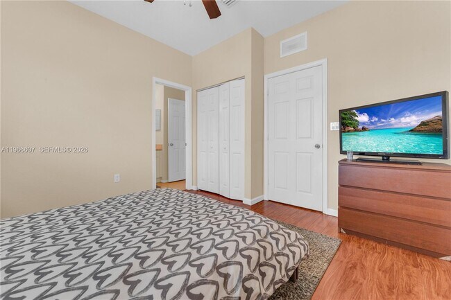 Building Photo - 8844 S Isles Cir