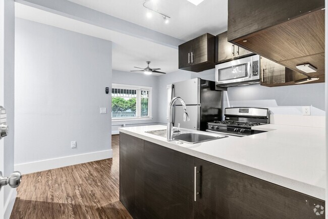 Building Photo - 138 Elm Ave