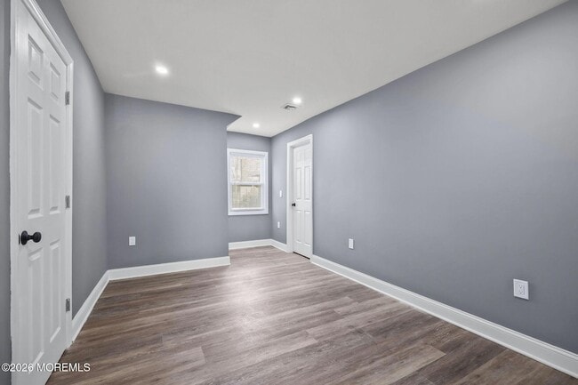 Building Photo - 143 Center Ave