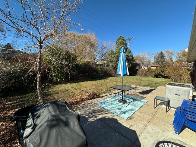 Building Photo - Private Lakewood Home