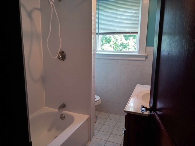 Building Photo - 467 Farmington Ave