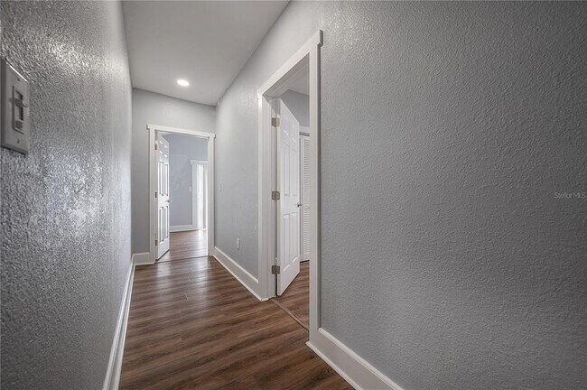 Building Photo - 1202 E Giddens Ave