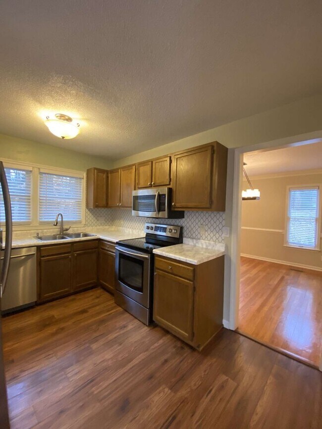 Building Photo - Charming 3 Bed Colonial in Woodcroft!
