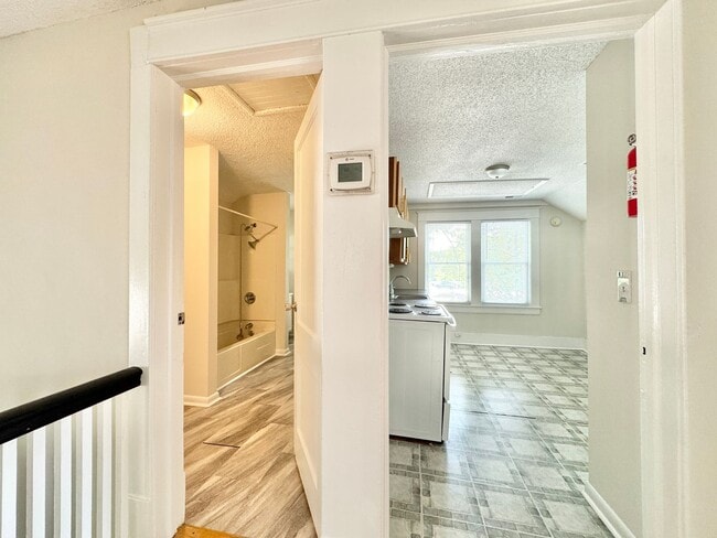 Building Photo - Adorable 2 Bedroom - Upstairs Unit Convenient to Downtown Greensboro & UNCG!