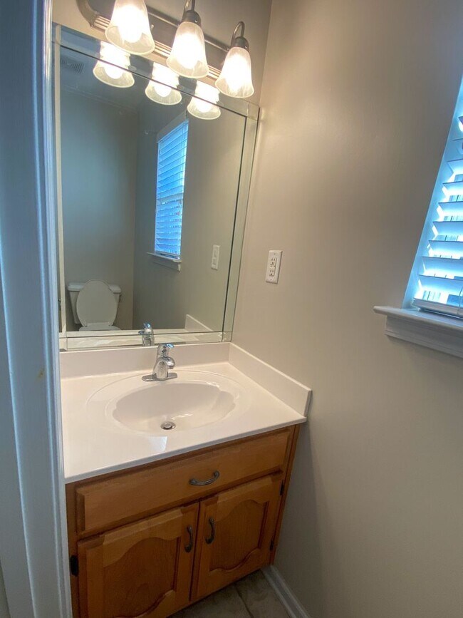 Building Photo - 3 bed, 2.5 bath house in Olive Branch near...