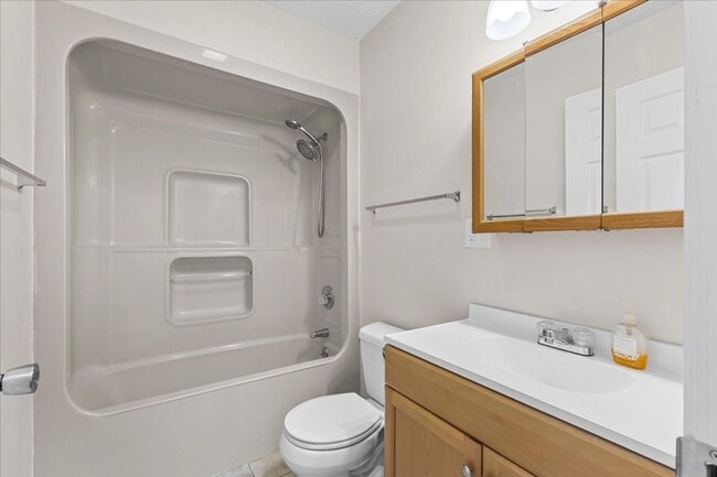 Building Photo - 4 bedroom, 2 bath home with den and garage...