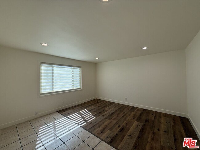 Building Photo - 2400 Vanderbilt Ln