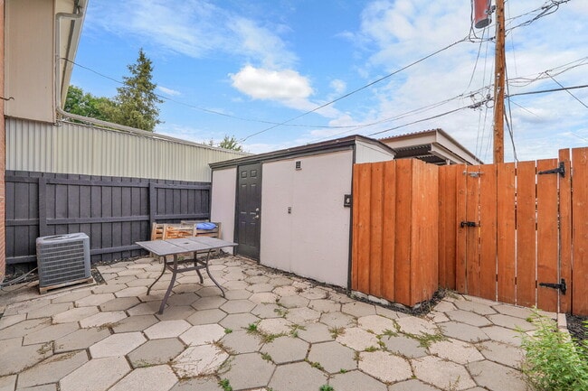 Building Photo - $2,550.00 - 4 Bedrooms, 2.5 Bathroom, Town...