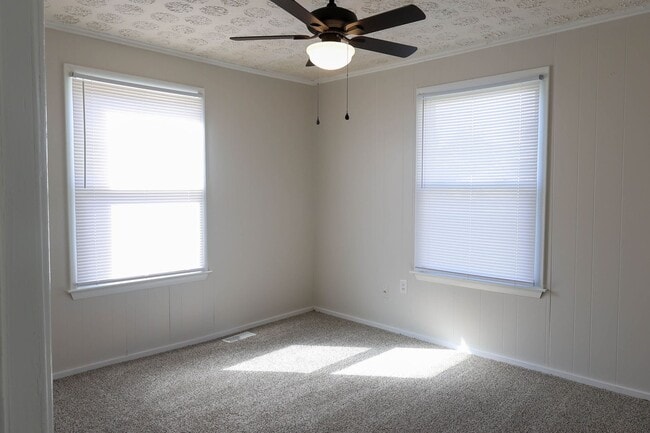 Building Photo - Charming 3 Bedroom Brick Home