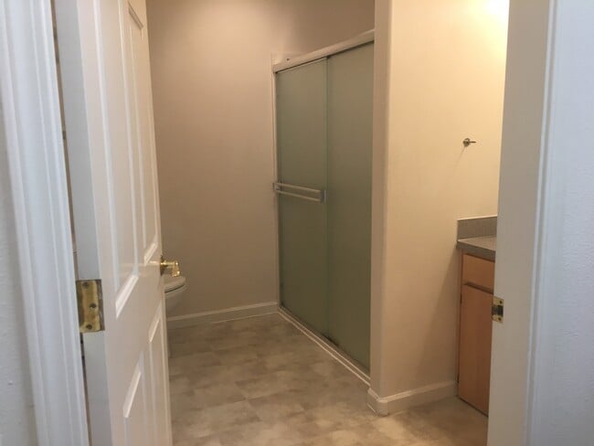 Building Photo - 6 Bedroom 2 bath House Close to Campus