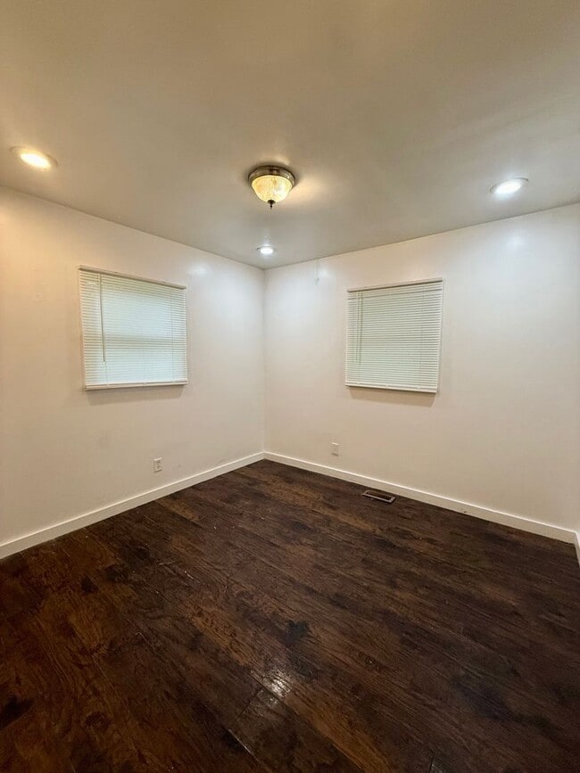 Building Photo - Charming 3BR/1.5BA Home with Large Yard & Spacious Eat-In Kitchen