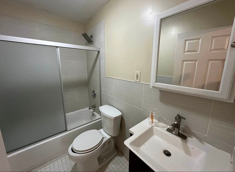 Building Photo - 386B Chauncey St