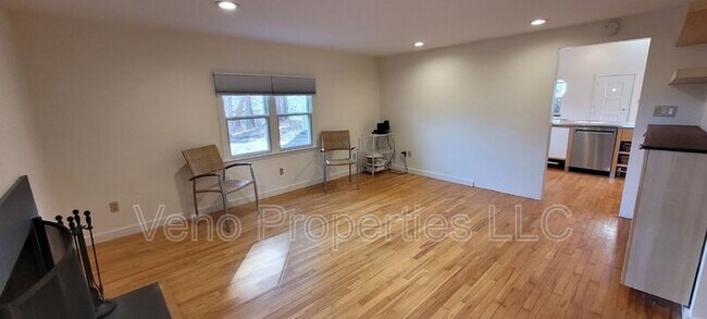 Building Photo - 16 Maple Ave