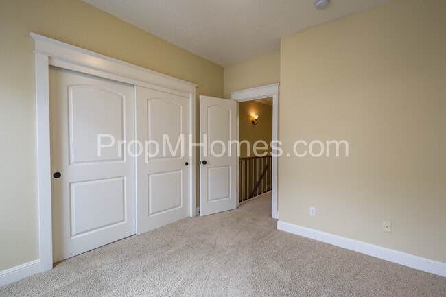 Building Photo - Prime Location - Luxury Two Bedroom Townhouse with Stylish Amenities