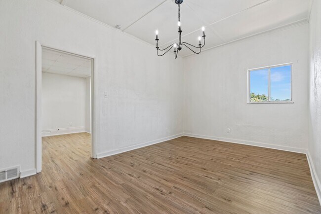 Building Photo - 4 bed 1 bath - all updated, central air, l...