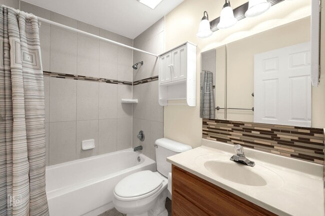 Building Photo - Schaumburg Ranch Two Bedroom One Bath with...